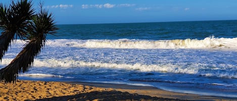位於海灘上、白沙
