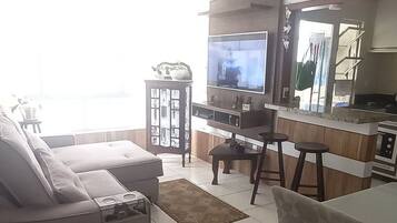Apartemen Premium | Area keluarga | Smart TV 40-inci dengan saluran TV digital, Netflix, dan film berbayar