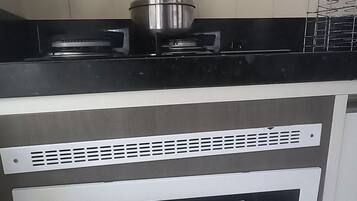 Apartemen Premium | Dapur pribadi | Lemari es, microwave, blender, dan oven pemanggang