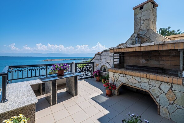 A stone barbecue area with a view of the sea. - Bay View House with amazing view (Petalidi)