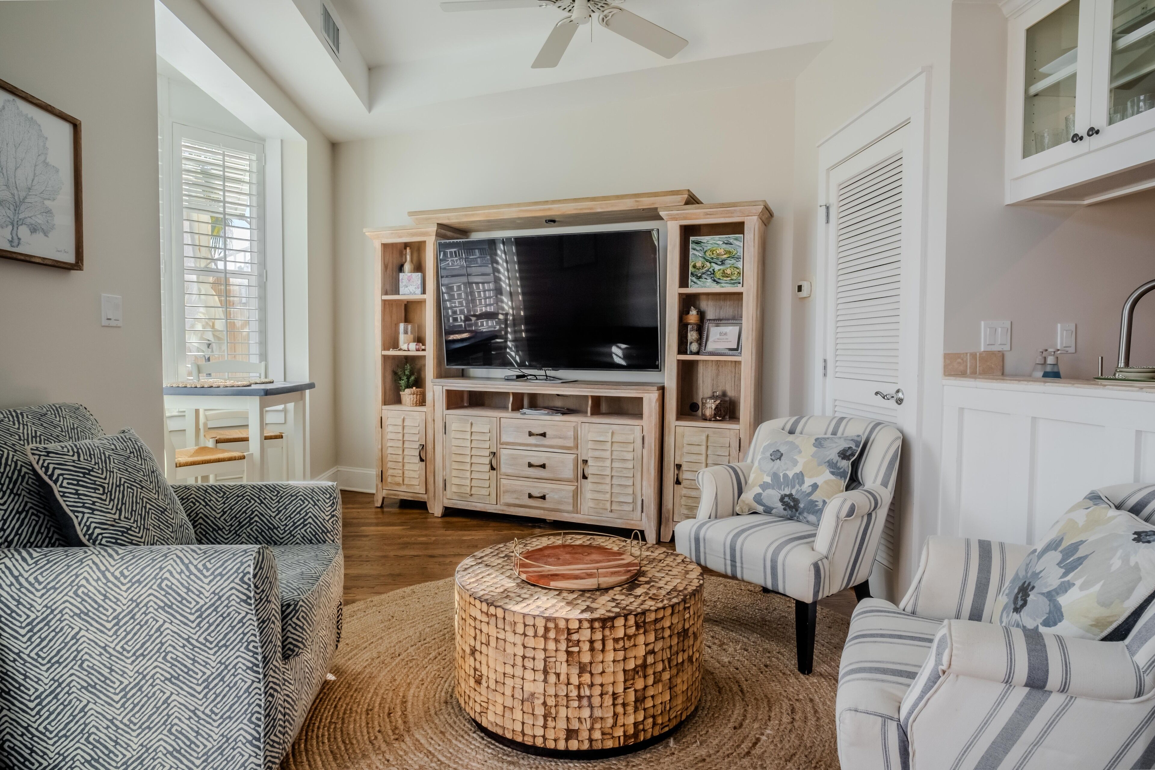 Castaway Condo, beach chairs w/ wagon provided, 4 pools, dedicated workspace.