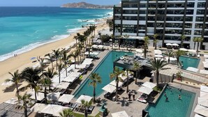 Ein Hotel mit Poolbereich, Zugang zum Strand und Meerblick.
