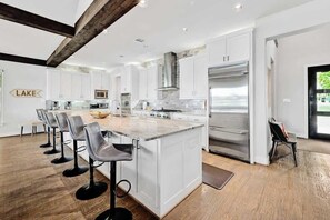 雪櫃、微波爐、焗爐、爐具