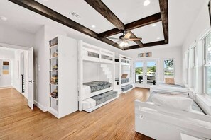 5 bedrooms, iron/ironing board, WiFi, bed sheets