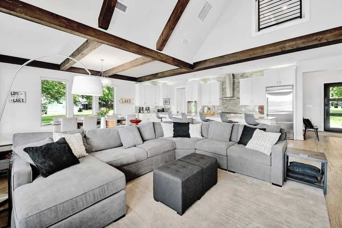 Een televisie, een open haard, videogames en een kantoor