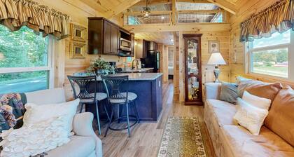 Cozy cabin with amazing views, private hot tub, & covered porch. Nearby skiing.