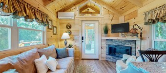 Cozy cabin with amazing views, private hot tub, & covered porch. Nearby skiing.