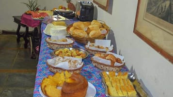 Café da manhã feito na hora grátis todos os dias