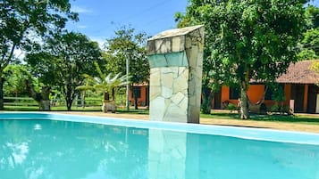 Kolam renang terbuka