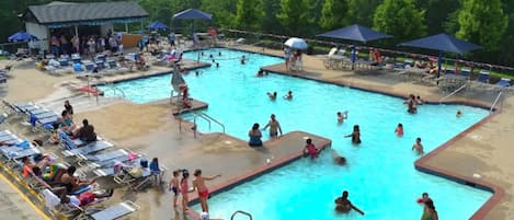 Una piscina cubierta, una piscina al aire libre