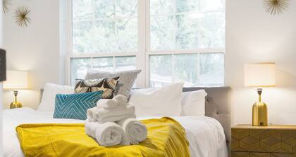 Modern Cottage by Hospital, King Bed / Glass Shower