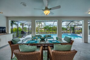 Outdoor dining - Villa 4 Pool/Spa ,Bikes, Kayaks, Water Views Gulf Access. (Cape Coral)