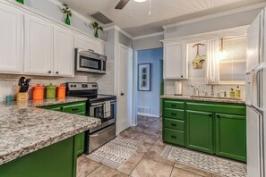 Microwave, oven, stovetop, dishwasher - WanderLust Mid-Mod House 3Br/2Ba/2Ga Near I27/I40 (Amarillo)