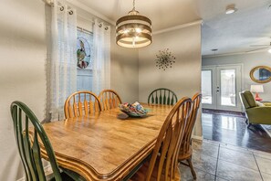 Dining - WanderLust Mid-Mod House 3Br/2Ba/2Ga Near I27/I40 (Amarillo)