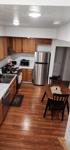 Cozy and Neat house in a quite and safe neighborhood, very friendly hosts!!