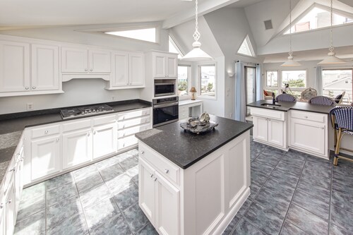 Ocean-view home that is within a 2 minute walk to the beach w/rooftop deck