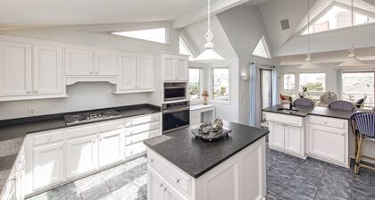 Ocean-view home that is within a 2 minute walk to the beach w/rooftop deck