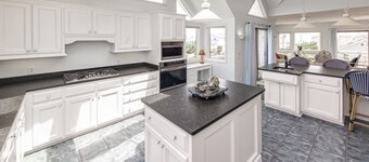 Ocean-view home that is within a 2 minute walk to the beach w/rooftop deck