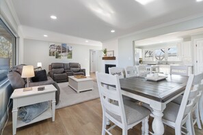 Dining - "Cumberland Shoreline Retreat" Waterfront Access, Fun, Hot Tub, Marinas (Bronston)