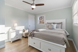 5 bedrooms, desk, travel cot, free WiFi - "Cumberland Shoreline Retreat" Waterfront Access, Fun, Hot Tub, Marinas (Bronston)