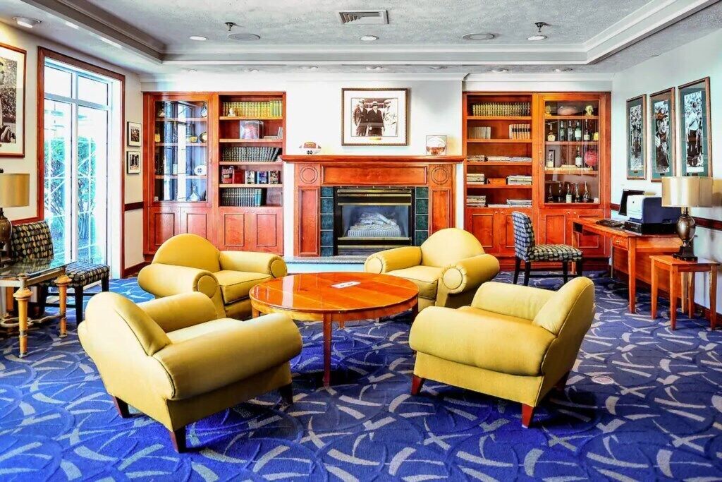 South Bend | Irish Game Stay | Pool + Hot Tub - Mishawaka, IN