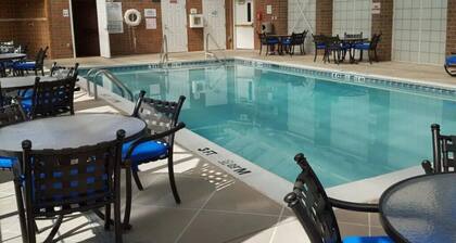 South Bend | Irish Game Stay | Pool + Hot Tub