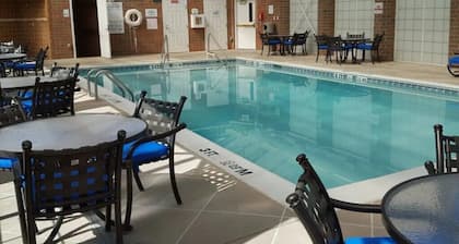 South Bend | Campus Crew Stay | Pool + Hot Tub | 2BR Condo