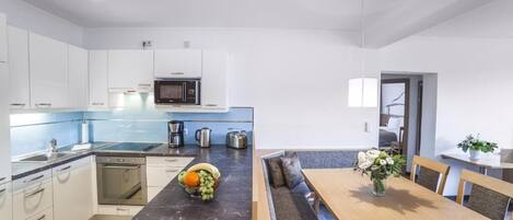 Fridge, microwave, stovetop, dishwasher