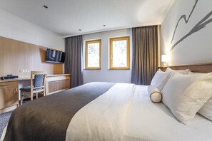 2 chambres, coffres-forts dans les chambres, fer et planche à repasser