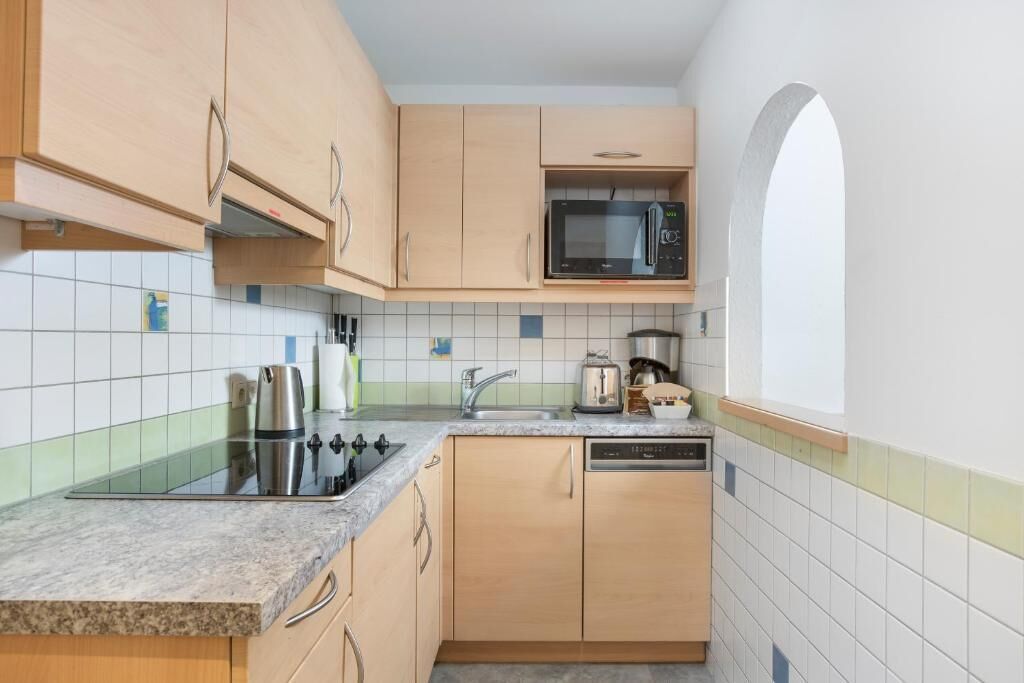 Kühlschrank, Mikrowelle, Herdplatte, Geschirrspüler