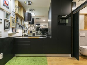 Réfrigérateur, micro-ondes, cafetière/bouilloire