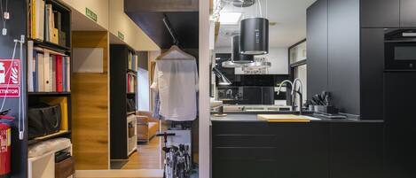 Kjøleskap, mikrobølgeovn og kaffetrakter/tekoker