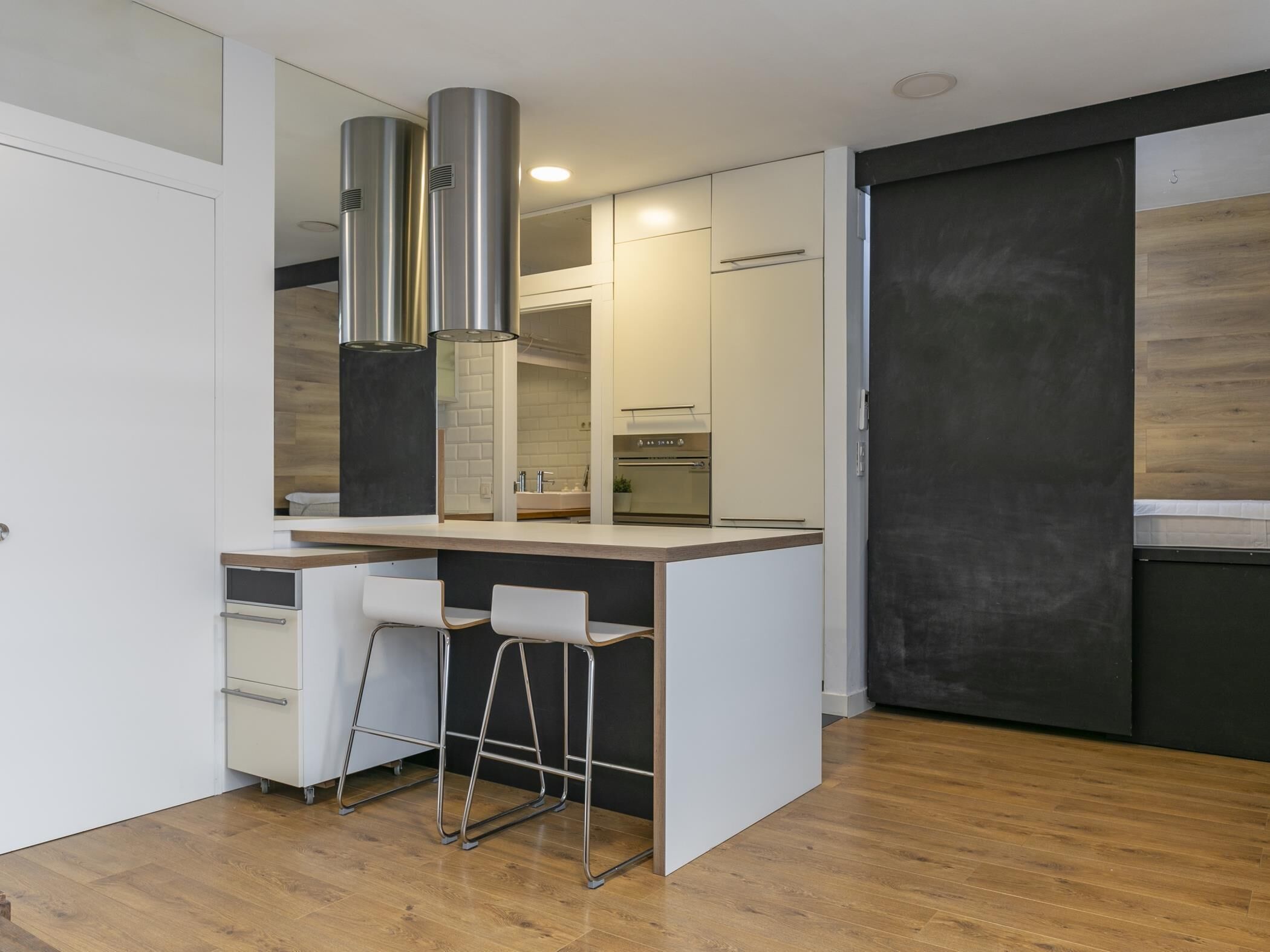 Een koelkast, een microgolfoven, een koffiezetapparaat/waterkoker