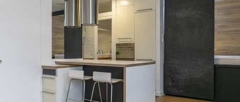 Een koelkast, een microgolfoven, een koffiezetapparaat/waterkoker