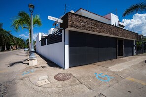 Vista frontal de la propiedad