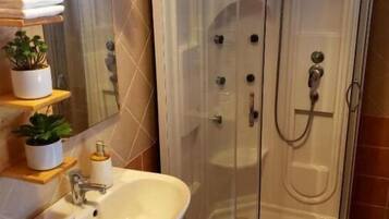 Handtücher, Seife, Toilettenpapier