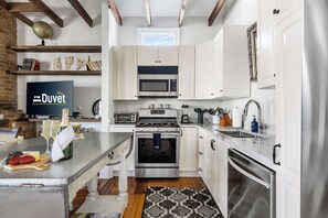 Een koelkast, een microgolfoven, een oven, een kookplaat