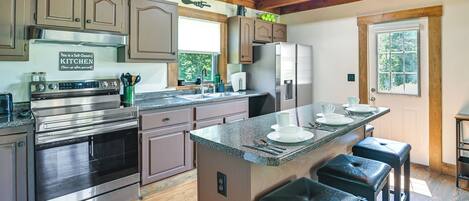 Réfrigérateur, micro-ondes, plaque de cuisson, cafetière/bouilloire