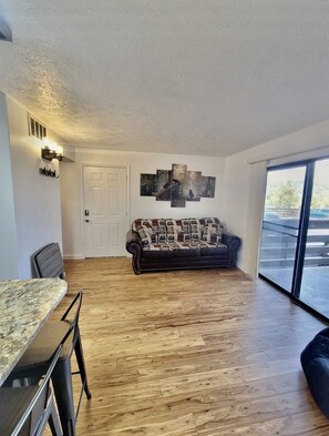 Smart TV - Centrally located, family friendly condominium. Only 15 min walk from Downtown. (Gatlinburg)