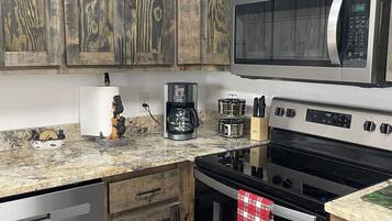 Een koelkast, een magnetron, een oven, een kookplaat