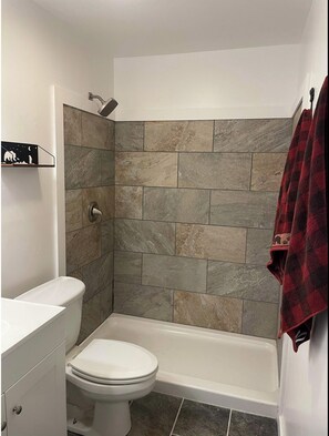Shower, hair dryer, towels, soap - Centrally located, family friendly condominium. Only 15 min walk from Downtown. (Gatlinburg)