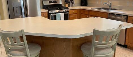 冷蔵庫、電子レンジ、オーブン、コンロ