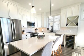 ثلاجة، ميكروويف، فرن، موقد طهي مسطح