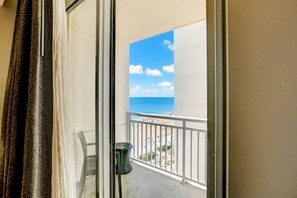 A balcony with a view of the beach and ocean. - Virginia Beach | Ocean View Stay | Pool & Beach | 1BR (Virginia Beach)