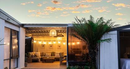 Sol Coastal Retreat - Outdoor Spa and Sauna