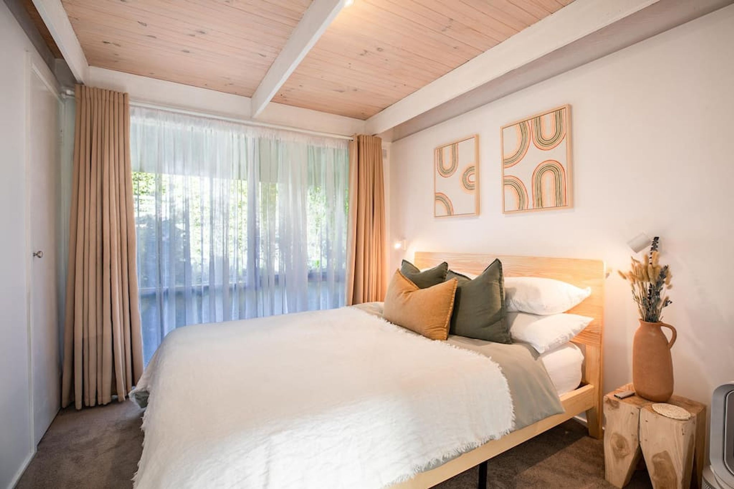5 bedrooms, iron/ironing board, Internet