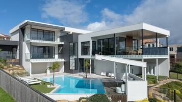 House | 7 bedrooms, desk, Internet