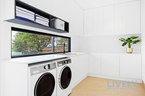 7 bedrooms, desk, Internet - Bayview Luxe Entertainer Pool World Class View (Mount Martha)
