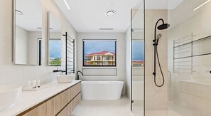 7 bedrooms, desk, Internet - Bayview Luxe Entertainer Pool World Class View (Mount Martha)