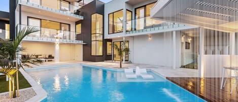 House | 7 bedrooms, desk, Internet